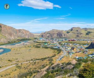 Vista aérea del pueblo El Chaltén rodeado de montañas patagónicas