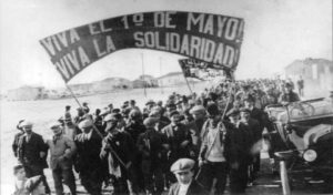 Marcha de peones rurales en el Puerto de Santa Cruz, 1921
