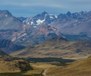 Paisaje de la Patagonia con ruta y montañas
