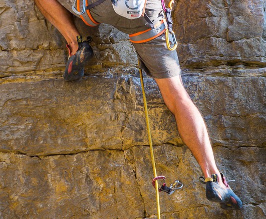 Escalando en la roca con pedulas La Sportiva