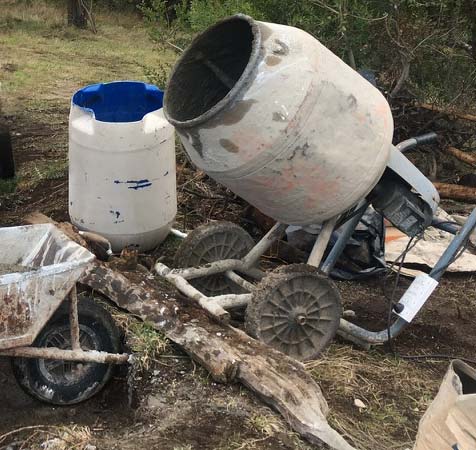 Excavación y Fijación de Postes con Hormigón