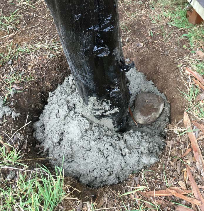 Excavación y Fijación de Postes con Hormigón