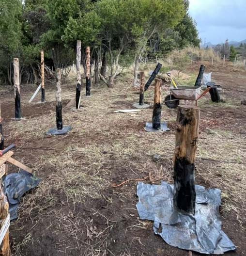 Excavación y Fijación de Postes con Hormigón