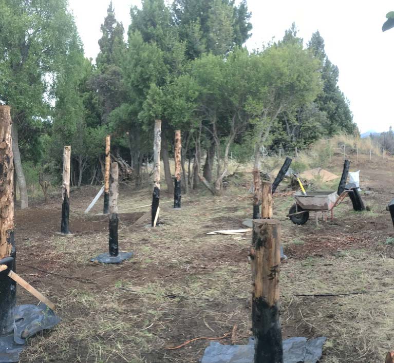 Excavación y Fijación de Postes con Hormigón