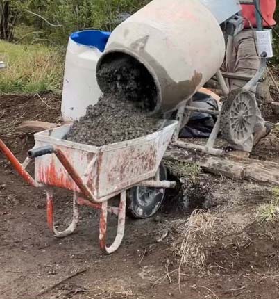 Excavación y Fijación de Postes con Hormigón