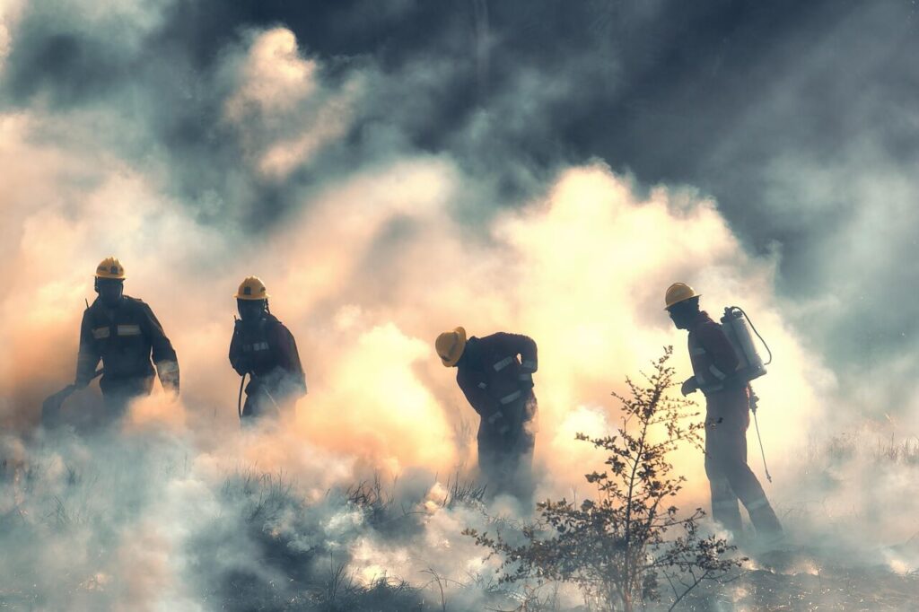 Brigadistas combatiendo incendios en la Patagonia