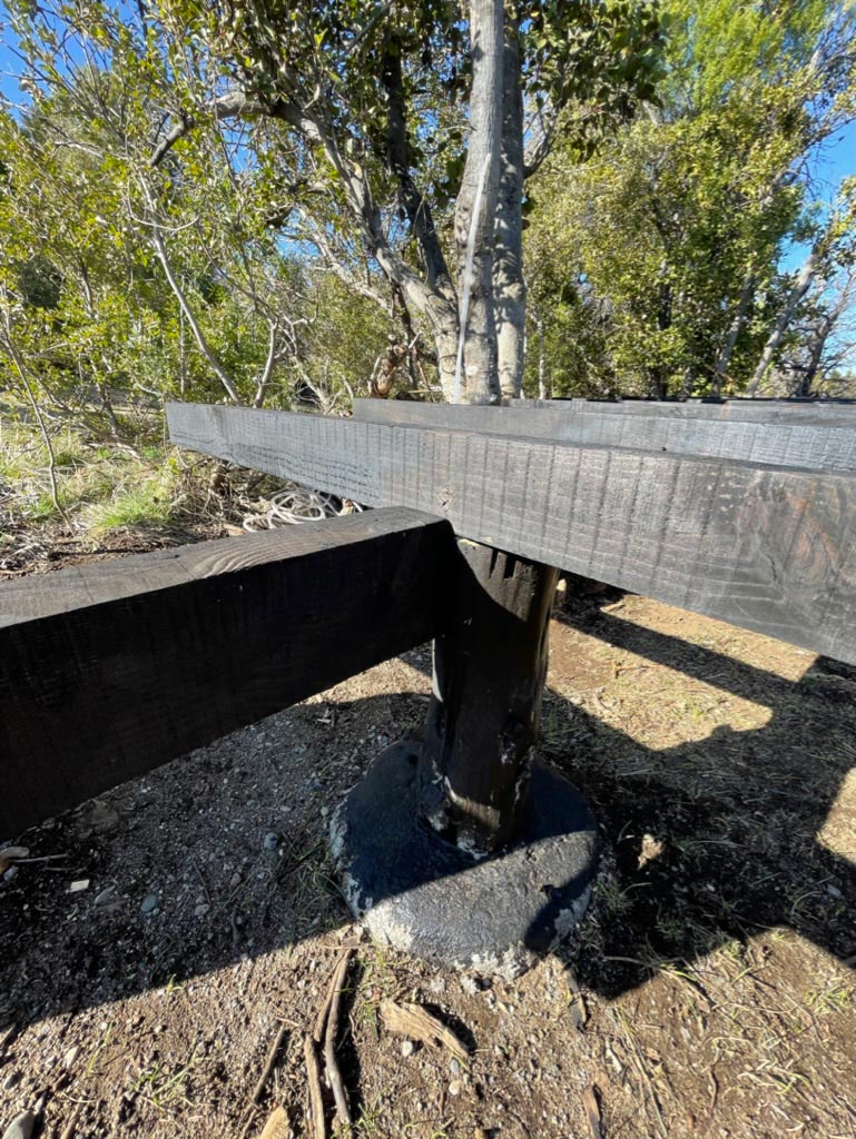 Tarima de madera con viga principal y poste