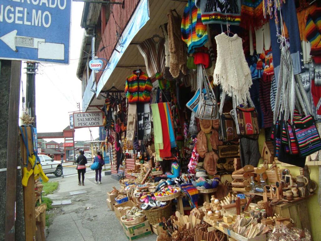 Puesto de artesanias en el Mercado Angelmo