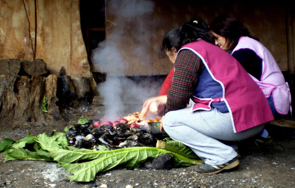 Plato de curanto en hoyo, típico de Puerto Montt