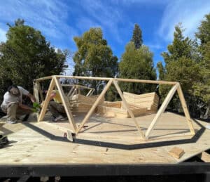 Primer hilera de triangulos de domo geodesico sobre plataforma de fenolico