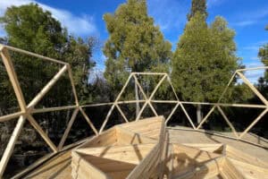 Segunda hilera de pentágonos y hexágonos de domo geodesico montado la primera hilera de triangulos