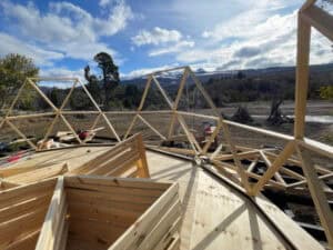 Segunda hilera de pentágonos y hexágonos de domo geodesico montado la primera hilera de triangulos