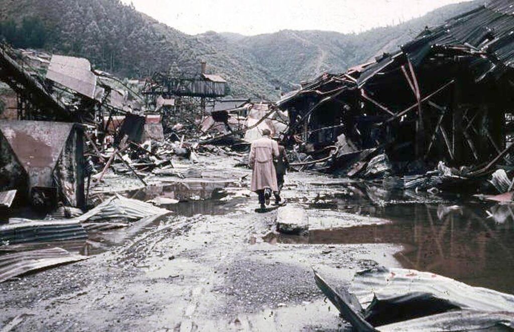 Vivendas destrozadas después del tsunami de 1960