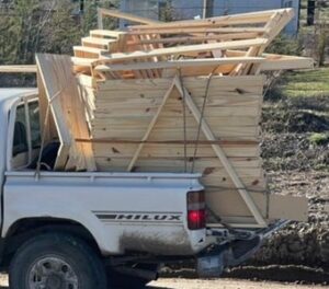 Transporte de triángulos de madera armados para domo geodésico