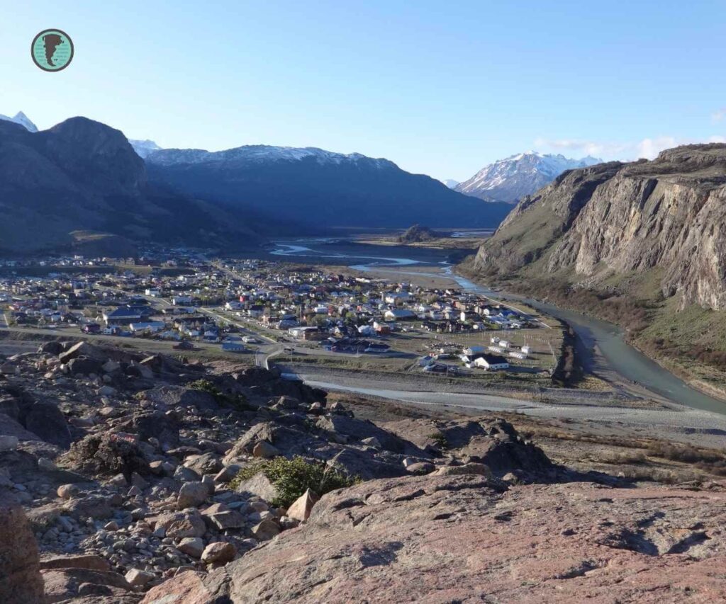 Vista elevada del pueblo El Chaltén y el valle circundante