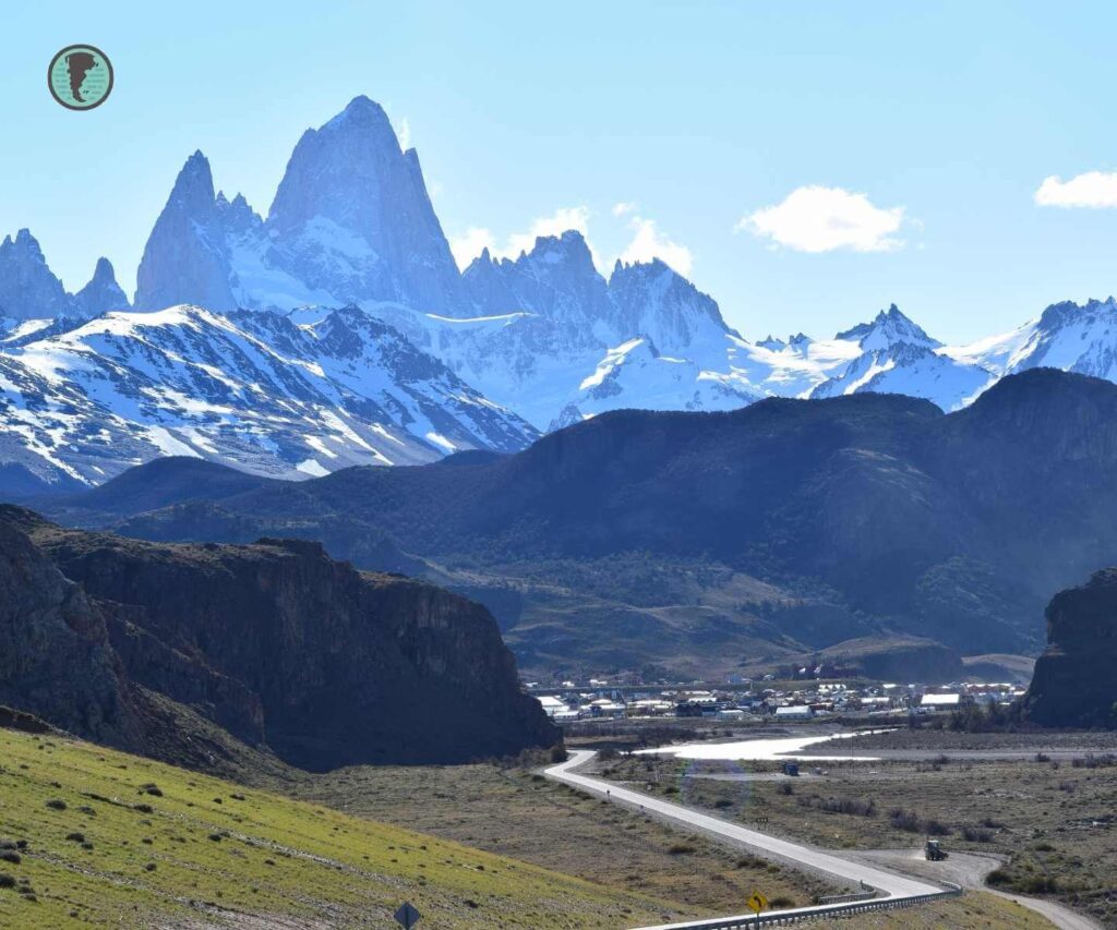 El Chaltén con vista panorámica del pueblo y el cerro Fitz Roy