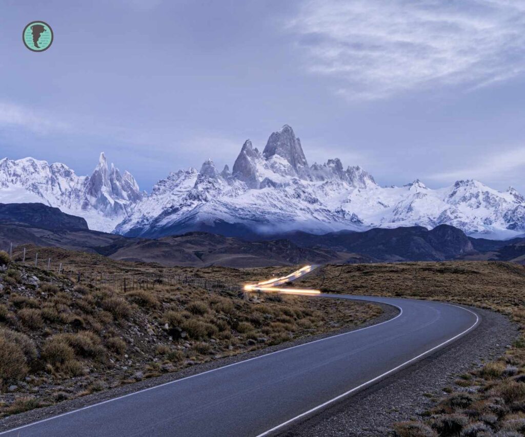 Ruta escénica hacia El Chaltén con montañas nevadas de fondo