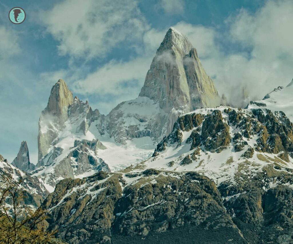 Vista cercana del cerro Fitz Roy entre rocas y nieve en El Chaltén Patagonia