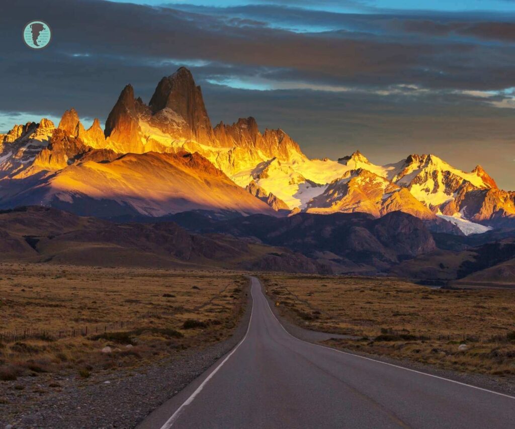 Camino hacia el Fitz Roy iluminado al amanecer en El Chaltén Patagonia