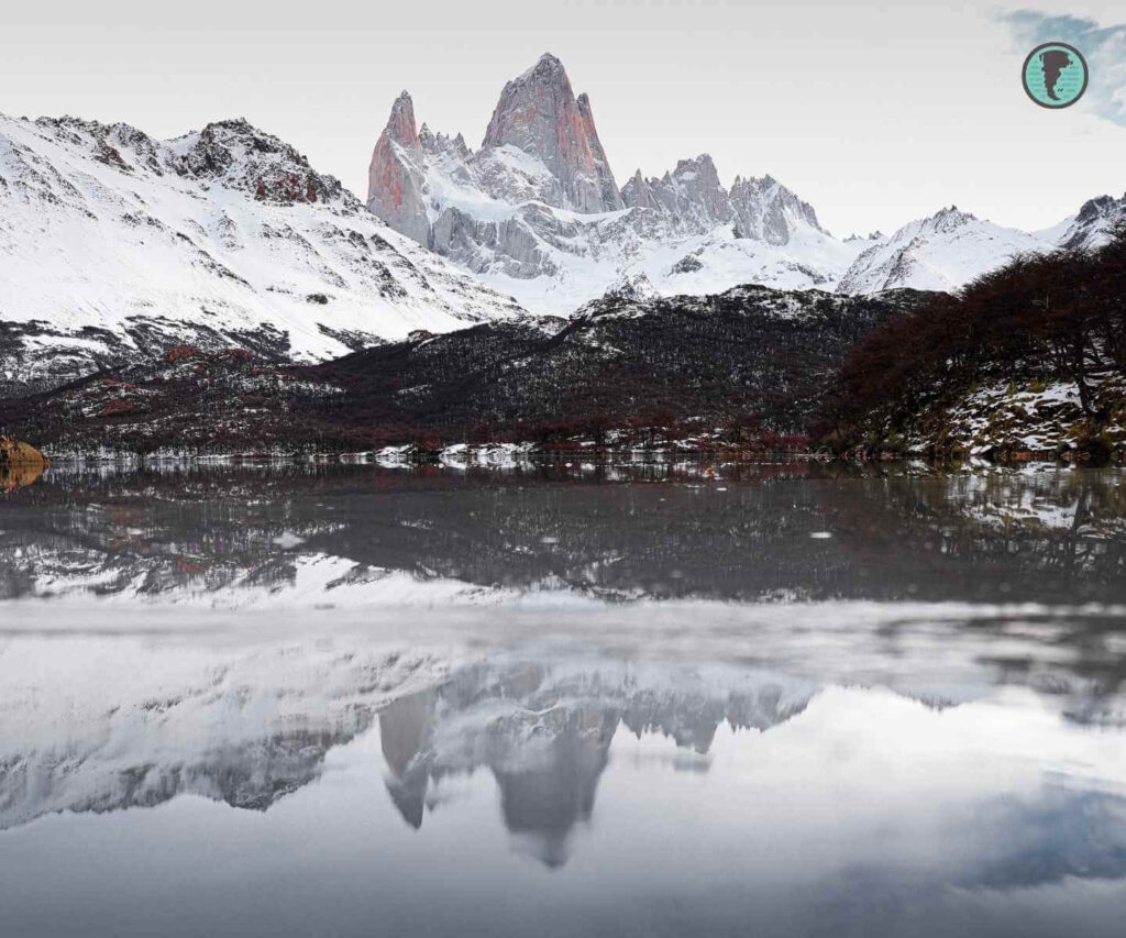 Reflejo del cerro Fitz Roy en laguna de El Chaltén Patagonia