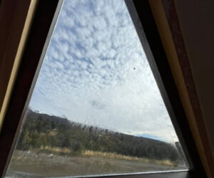 DVH en ventana triangular de domo geodésico con agua filtrada entre los vidrios