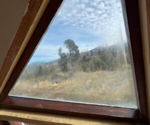Falla de DVH en ventana triangular de domo geodésico con agua filtrada entre los vidrios