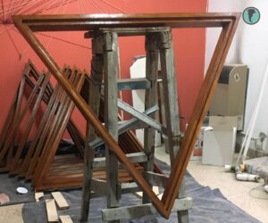 Marcos triangulares de madera en proceso de terminación de pintura aberturas de domo geodésico"