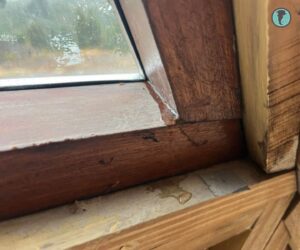 Filtraciones persistentes en unión entre ventana y estructura del domo a pesar de sellados múltiples