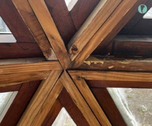 Detalle de nodo estructural del domo con manchas de humedad y fallas de sellado en aberturas